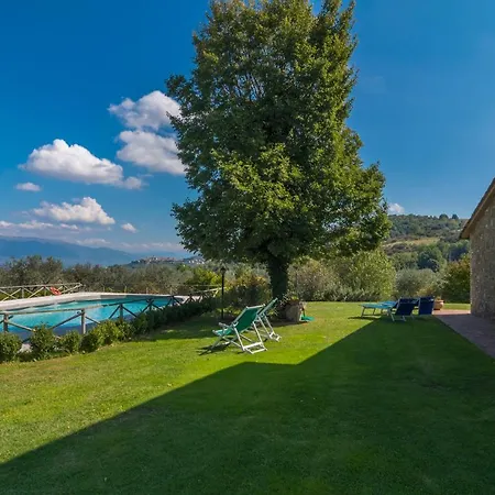 6 Bedrooms Umbrian Farmhouse *
